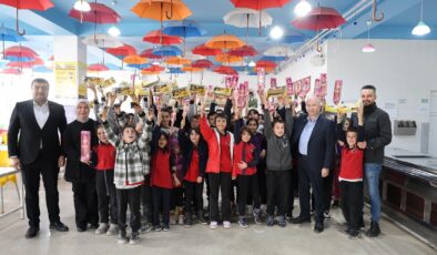 Sağlıkçılar öğrencilerinin gönlüne dokundu