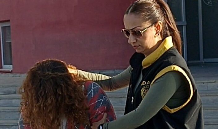 Yağma suçundan aranan kadın yakalandı