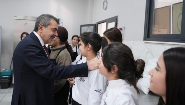 BAKAN TEKİN ADANA’DA LİSE ZİYARET ETTİ