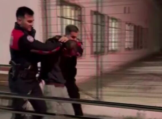 Tartıştığı arkadaşını tabancayla vurdu