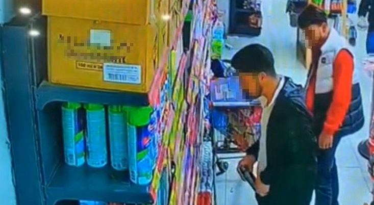 PARFÜMLERİ KOKLAYIP TEST EDEREK ÇALDILAR!