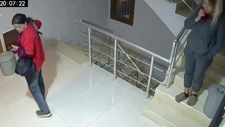 Kadın hırsızlar beğendikleri ayakkabıları böyle çaldı