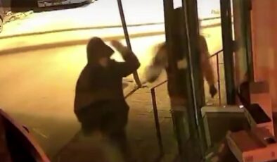 CAMI TAŞLA KIRIP HIRSIZLIK YAPTILAR