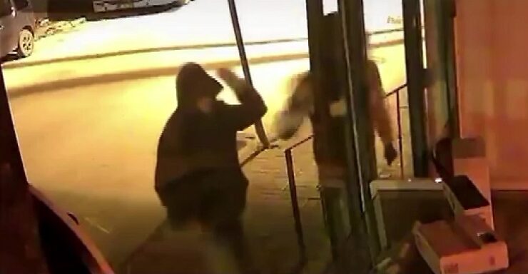 CAMI TAŞLA KIRIP HIRSIZLIK YAPTILAR