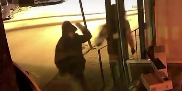 CAMI TAŞLA KIRIP HIRSIZLIK YAPTILAR