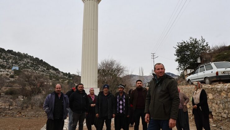 Cemaat, imam, minare var fakat cami yok