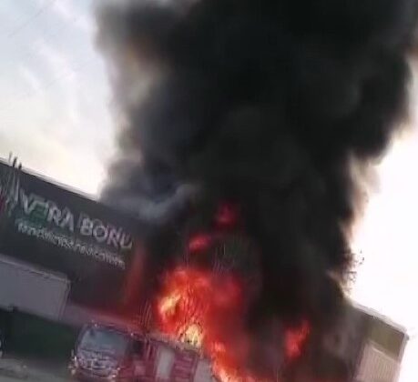 Plastik üretim tesisindeki yangın söndürüldü