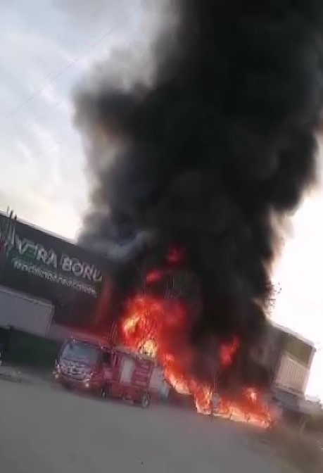 Plastik üretim tesisindeki yangın söndürüldü