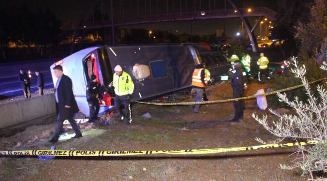 Adana’da yolcu otobüsü devrildi: 8 yaralı