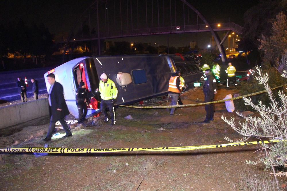 Adana’da yolcu otobüsü devrildi: 8 yaralı