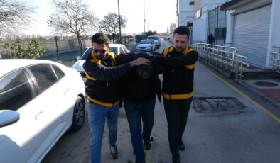 Kaskla servis aracının camını kıran sürücü serbest kaldı