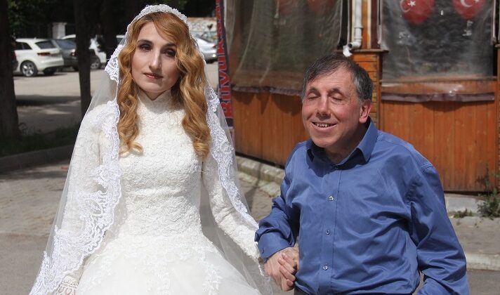 BELEDİYE OTOBÜSÜ GÖRME ENGELLİ ÇİFTİ YARALADI