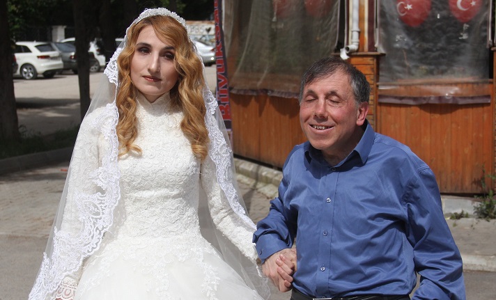 BELEDİYE OTOBÜSÜ GÖRME ENGELLİ ÇİFTİ YARALADI