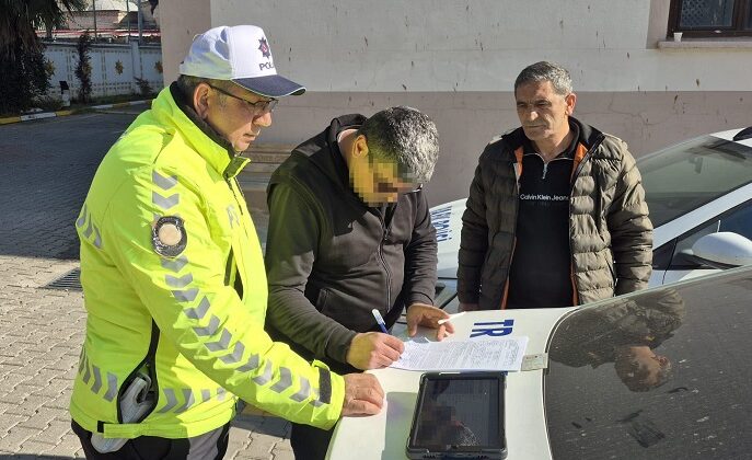 Aracının camını kıran motosikletlinin ehliyetine el konuldu