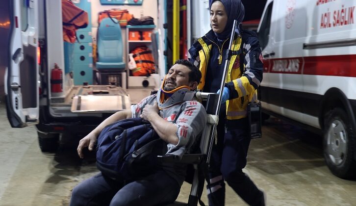 Fabrika işçilerini taşıyan minibüs devrildi: 13 yaralı