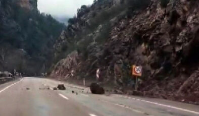 Saimbeyli’de yağışlar sonrası yola yine kaya düştü