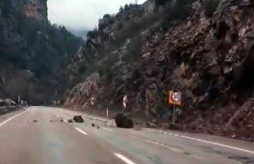 Saimbeyli’de yağışlar sonrası yola yine kaya düştü