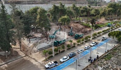 Adana’da kaçak işletmeler yıkılıyor