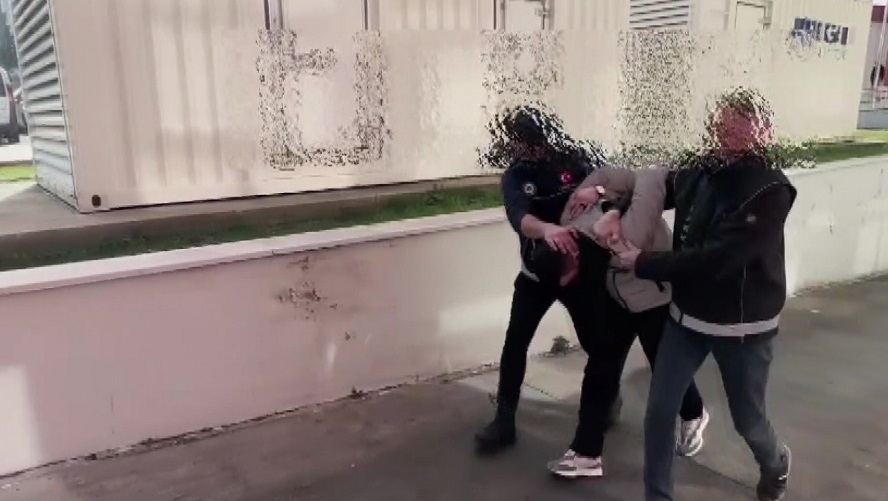 EVİNDE BONZAİ YAKALATTI!