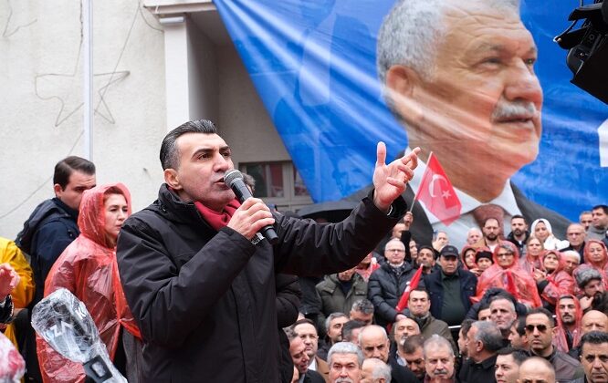 Sağanak yağmur altında Adanalılar tek yürek