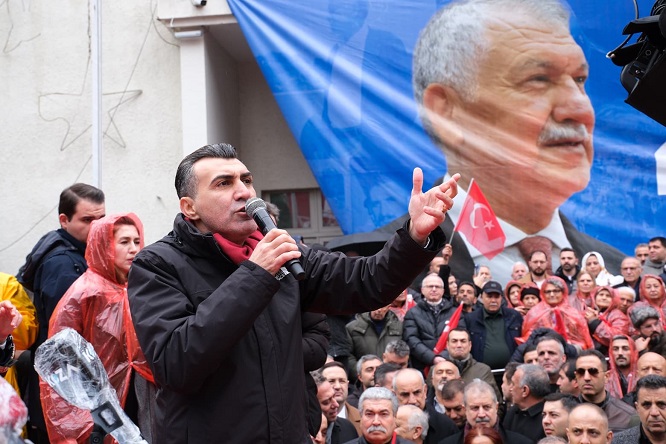 Sağanak yağmur altında Adanalılar tek yürek