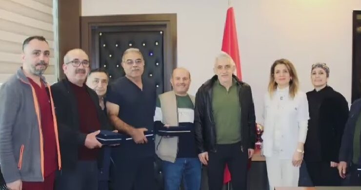 Emeklileri plaketle uğurladılar