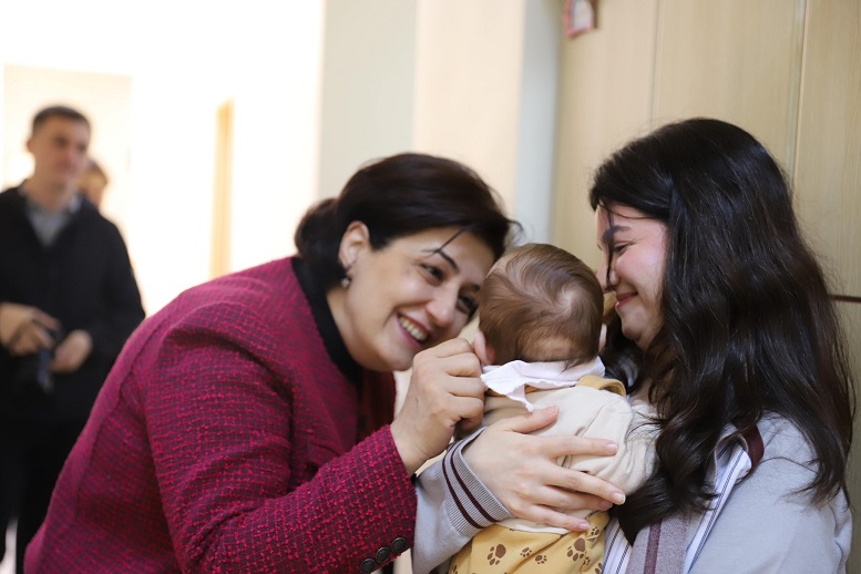 Vali eşinden sevgi evlerine ziyaret