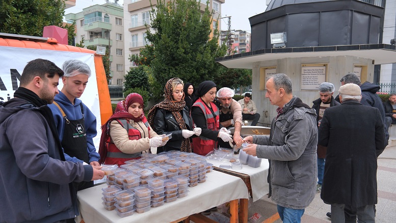Ceyhan Belediyesi’nden 6 Şubat Depremleri Anısına Helva İkramı