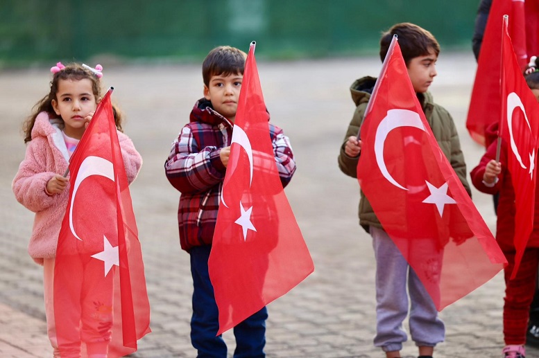 Adana’da ilk ders ‘Bayrak Sevgisi’ temasıyla işlendi