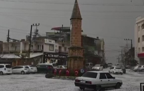 Adana’da dolu yağışı etkili oldu