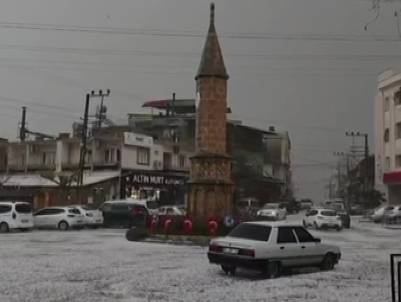 Adana’da dolu yağışı etkili oldu