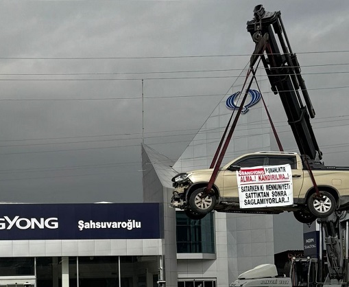 Kamyoneti vinç ile asıp firma önünde eylem yaptı