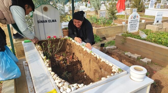 Oğlunun mezarı çöken anne gözyaşlarına boğuldu