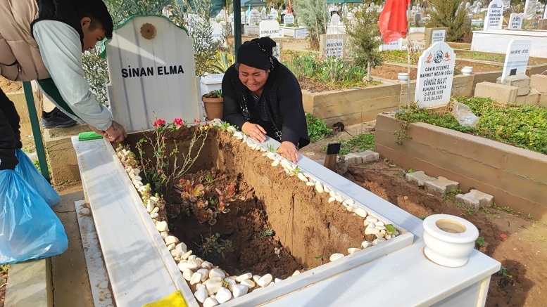 Oğlunun mezarı çöken anne gözyaşlarına boğuldu