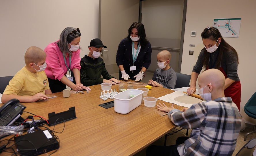 OKULA GİDEMEYEN ÖĞRENCİLER EL BECERİSİ KAZANIYOR