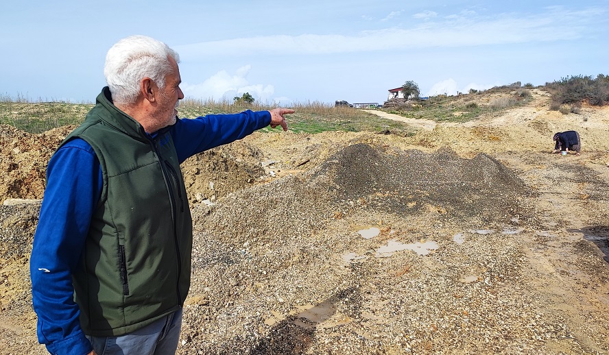 Depremzedenin evinin yolunu kazdılar!