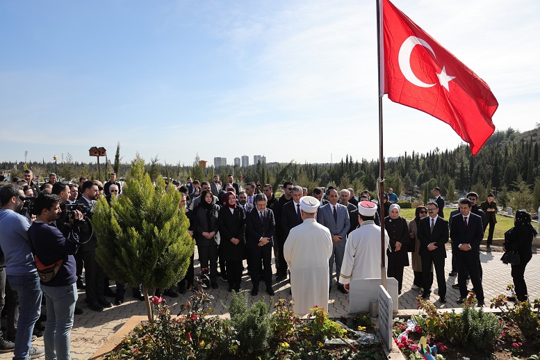 Bakan Yumaklı, deprem şehitlerinin kabirlerini ziyaret etti