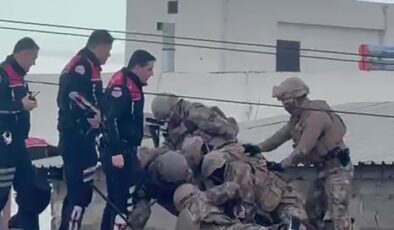 4 kişiyi yaralayan zanlı çatıda yakalandı