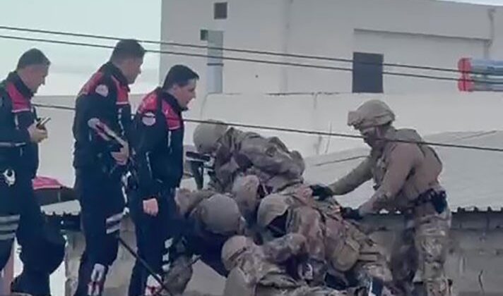 4 kişiyi yaralayan zanlı çatıda yakalandı
