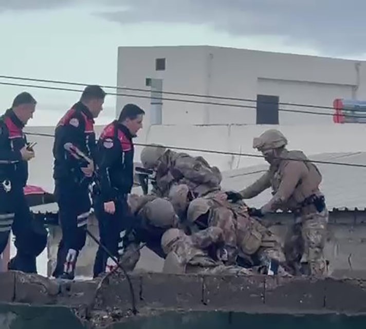 4 kişiyi yaralayan zanlı çatıda yakalandı