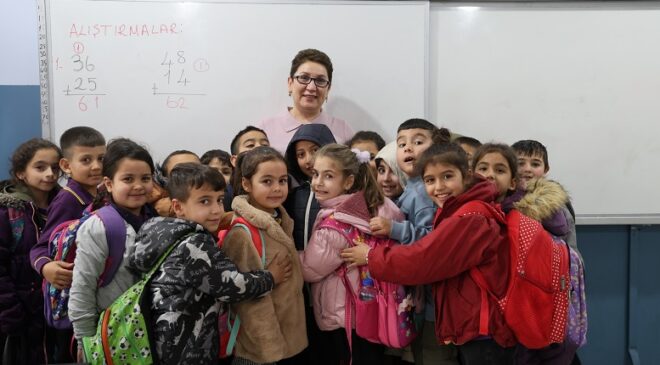 KANSERİ YENDİ VE ÖĞRENCİLERİNE KAVUŞTU