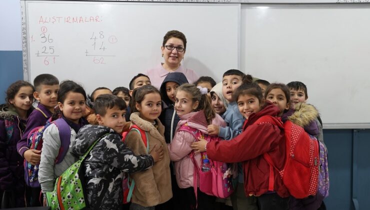 KANSERİ YENDİ VE ÖĞRENCİLERİNE KAVUŞTU