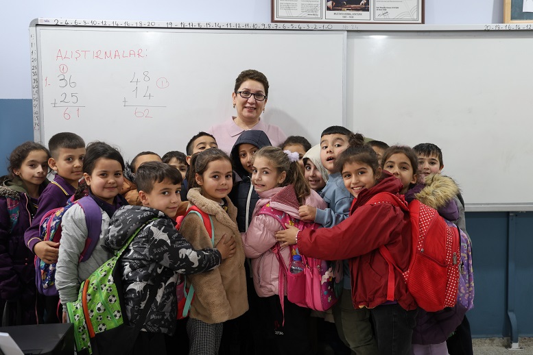 KANSERİ YENDİ VE ÖĞRENCİLERİNE KAVUŞTU