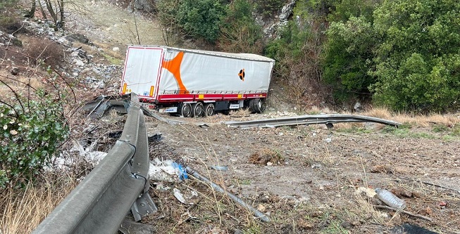 Tır bariyerlere çarpıp şarampole yuvarlandı: 2 yaralı