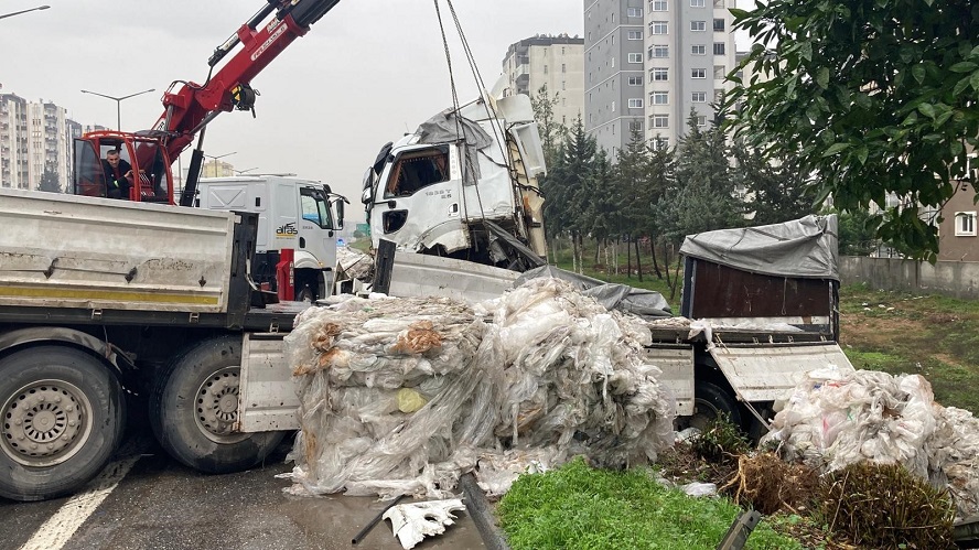 Otoyol çöplüğe döndü