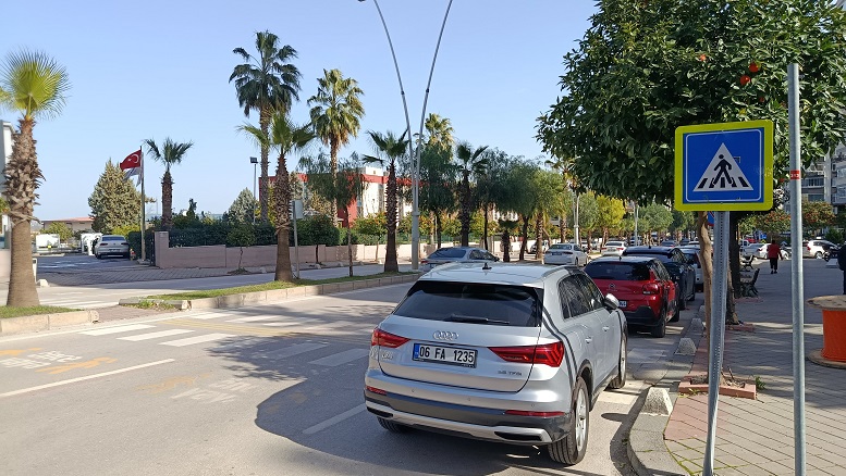 Yaya geçidinde çarpıp kaçtı