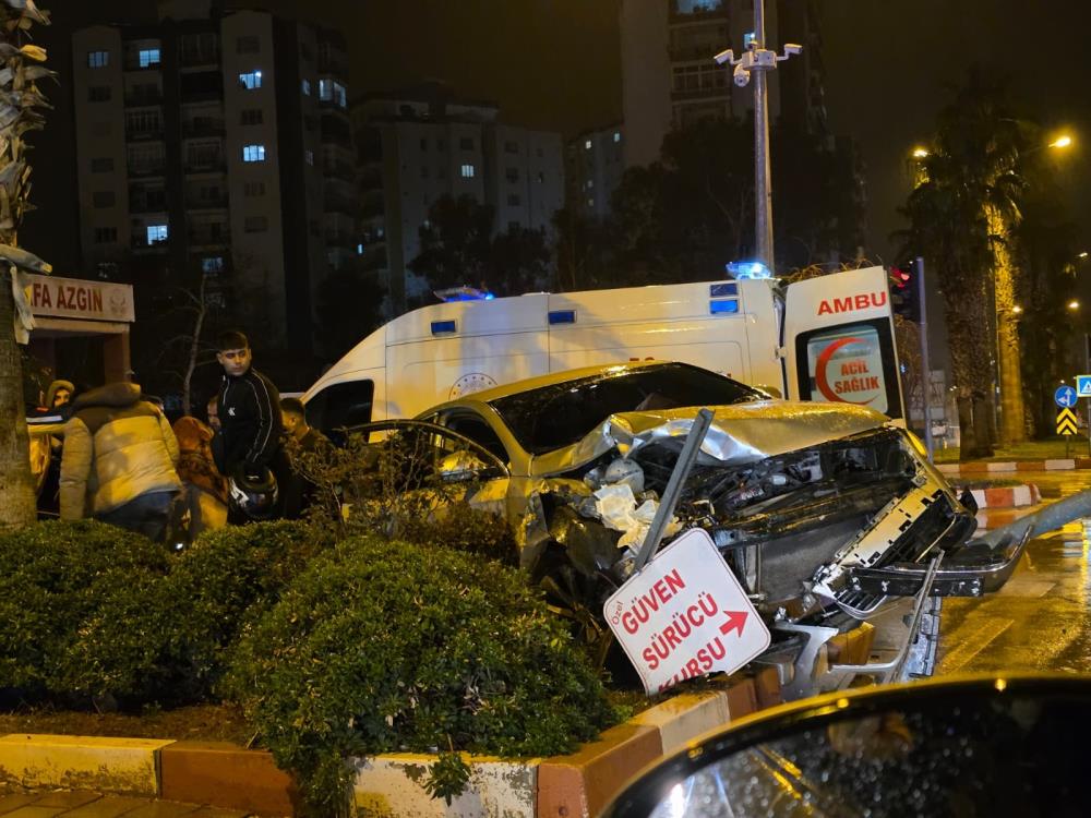 Minibüs ile otomobil çarpıştı: 4 yaralı