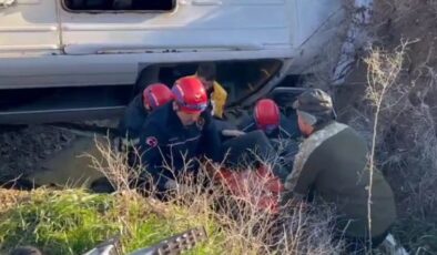 Adana’da öğrenci servisi şarampole devrildi: 2’si ağır 9 yaralı