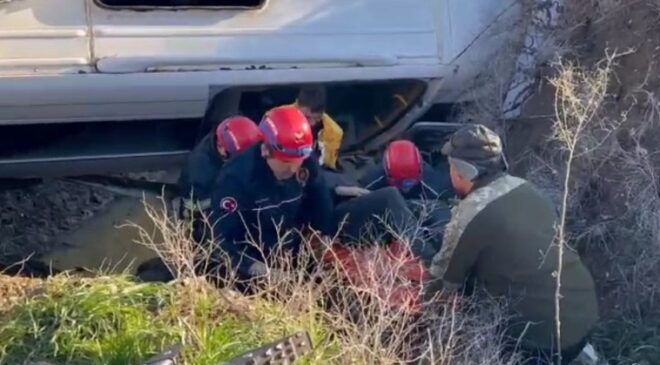 Adana’da öğrenci servisi şarampole devrildi: 2’si ağır 9 yaralı