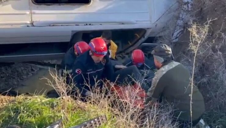 Adana’da öğrenci servisi şarampole devrildi: 2’si ağır 9 yaralı